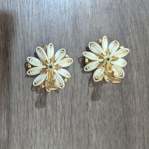 1950s Large Plastic Rhinestone Flower Clip-On Earrings Gold & Cream Vintage Char - Picture 3 of 6
